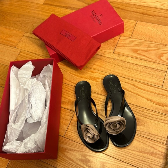 Valentino nude and black rose PVC sandals size 38 - Picture 1 of 2